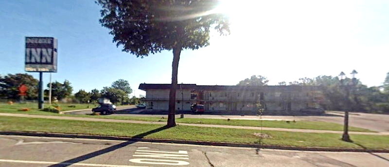 Riverside Motor Inn (Deluxe Inn, Riverside Manor) - 2008 Street View (newer photo)